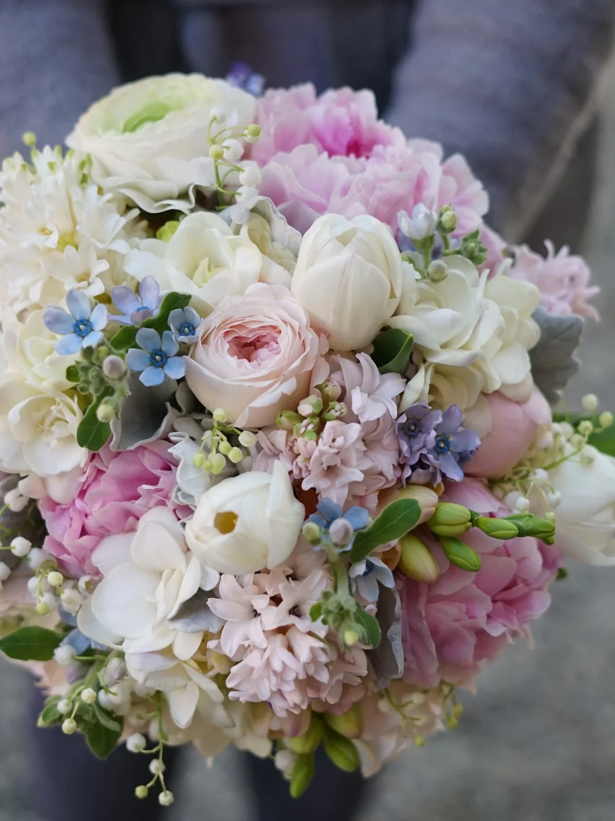 Aranjament floral lucrat manual în atelierul City Flowers din Sibiu